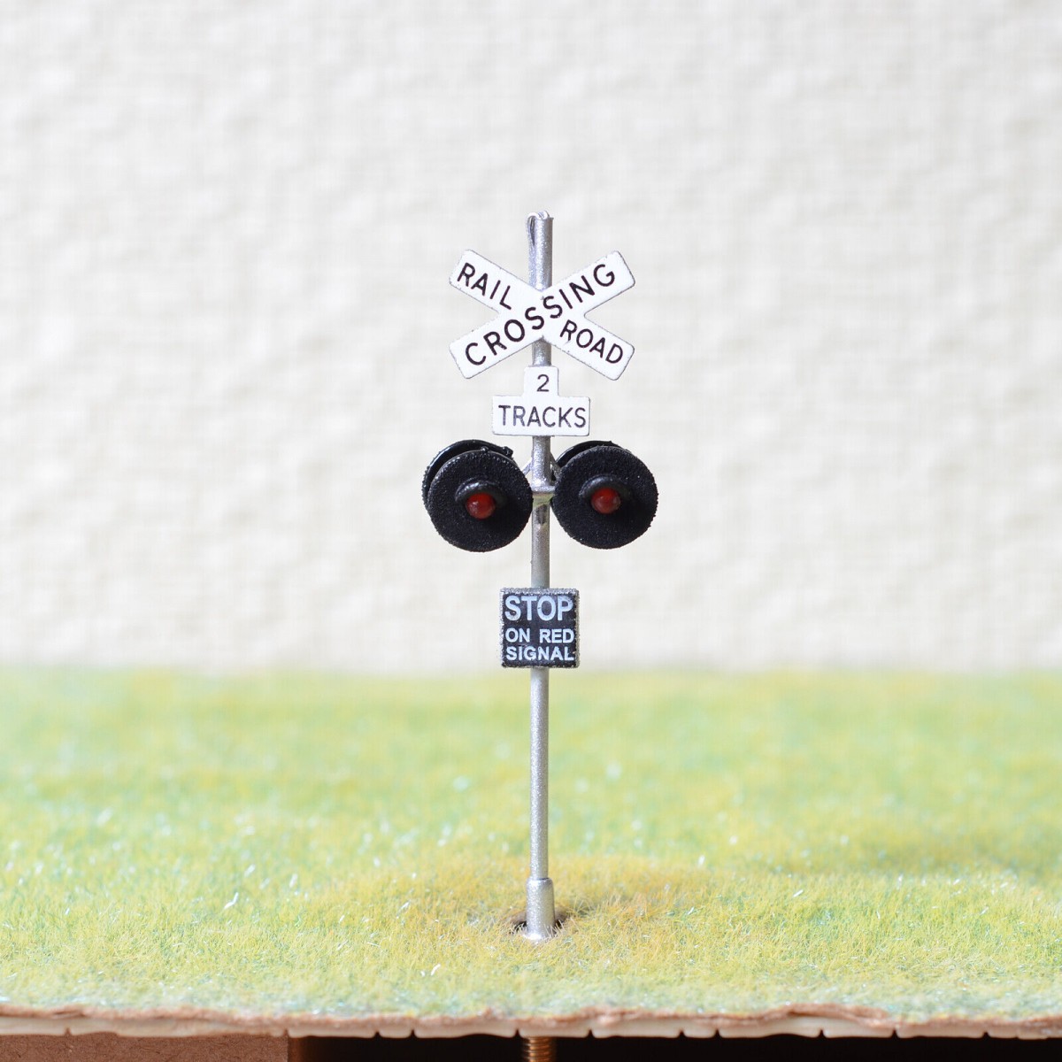 thumbnail image 2 of HO Scale Railroad Crossing Signal – LED, 4 Target Faces, Silver #2GR4 – Brass/Gray 2 of 5