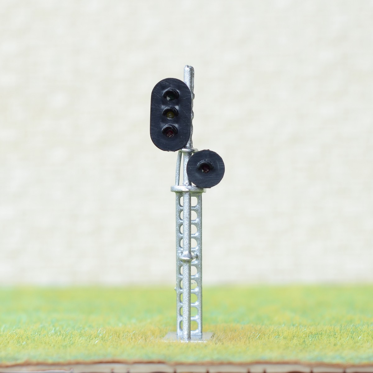 thumbnail image 2 of HO/OO Scale Model Train Block Signal – Silver LED Light, Brass – Unbranded 2 of 4