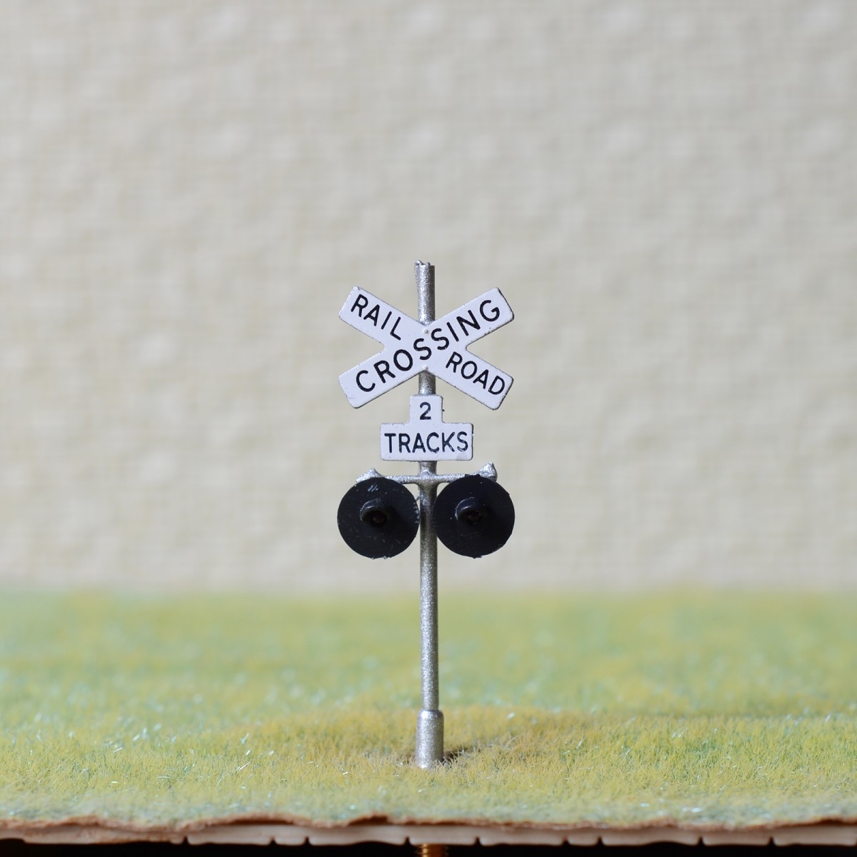 1 x HO Scale railroad crossing signals 2 tracks LED made 2 target faces ...