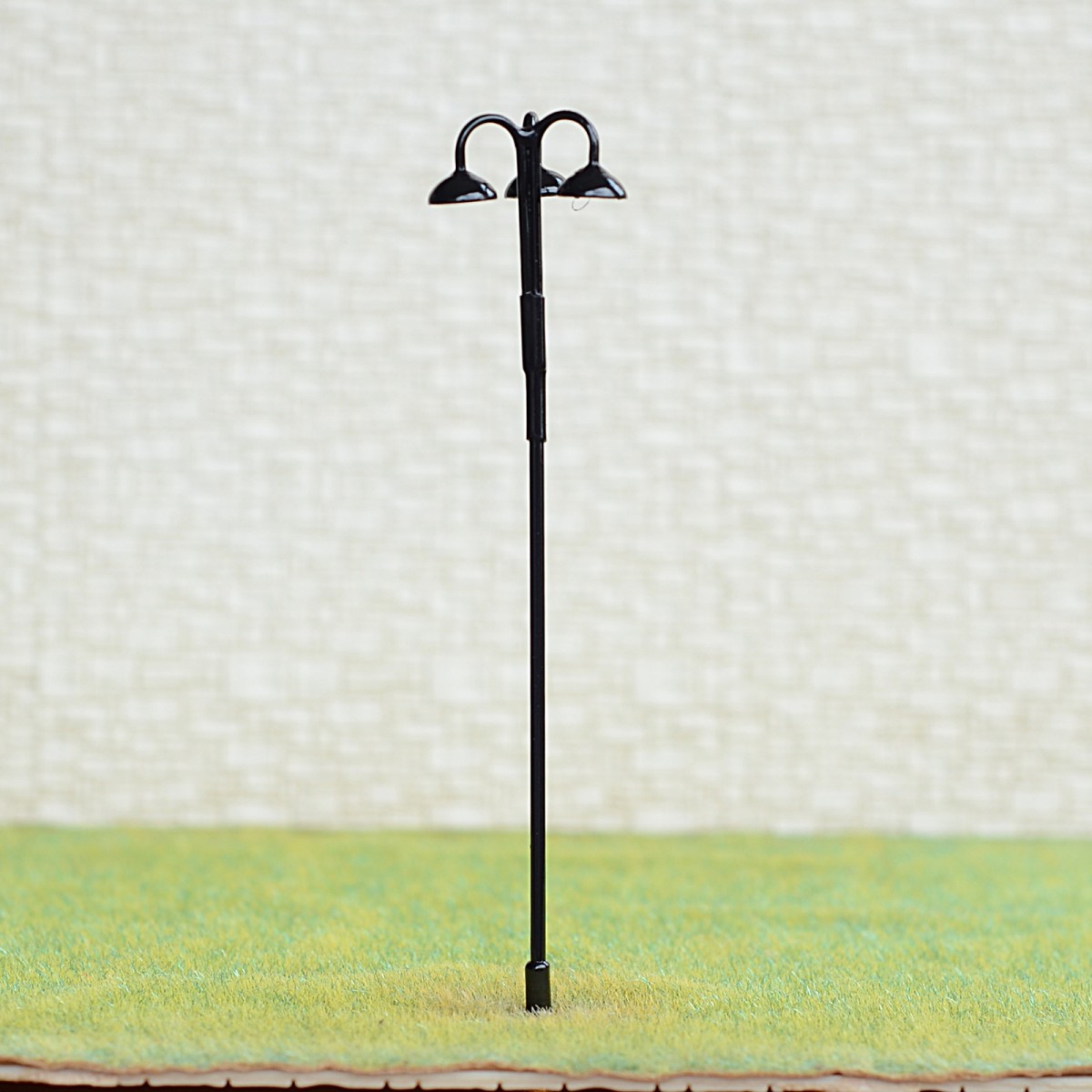 thumbnail image 2 of 10 X OO/HO Gauge LED Street Light Lamp Posts – Brass Model Train Railway Path Lights #703 2 of 6