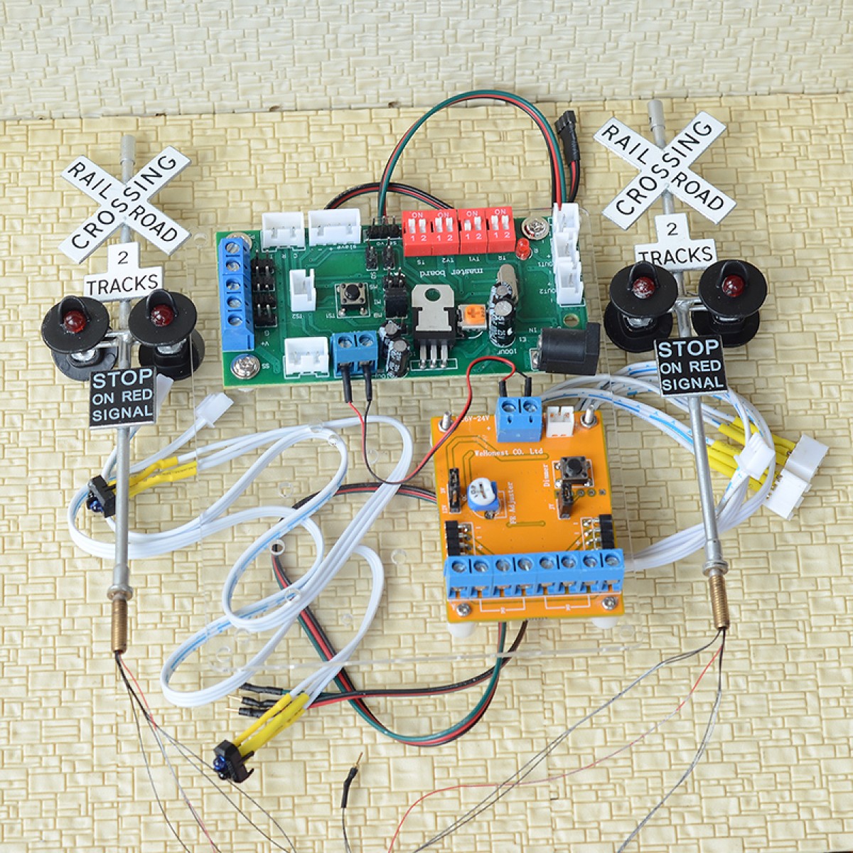 Train Sensor Project 1 set O crossing signals + automatic IR sensors controller by train ...